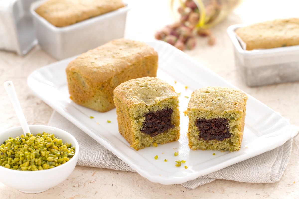 Mini pistachio plumcakes with Nesquik heart