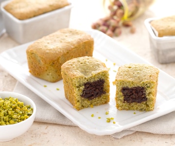 Mini pistachio plumcakes with Nesquik heart