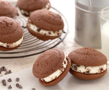 Whoopies with Nesquik and Stracciatella Cream