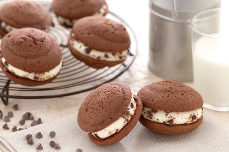 Whoopies with Nesquik and Stracciatella Cream
