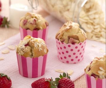 Spelt muffins with strawberries and almonds