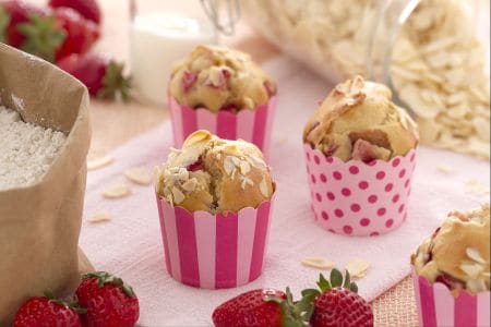 Spelt muffins with strawberries and almonds