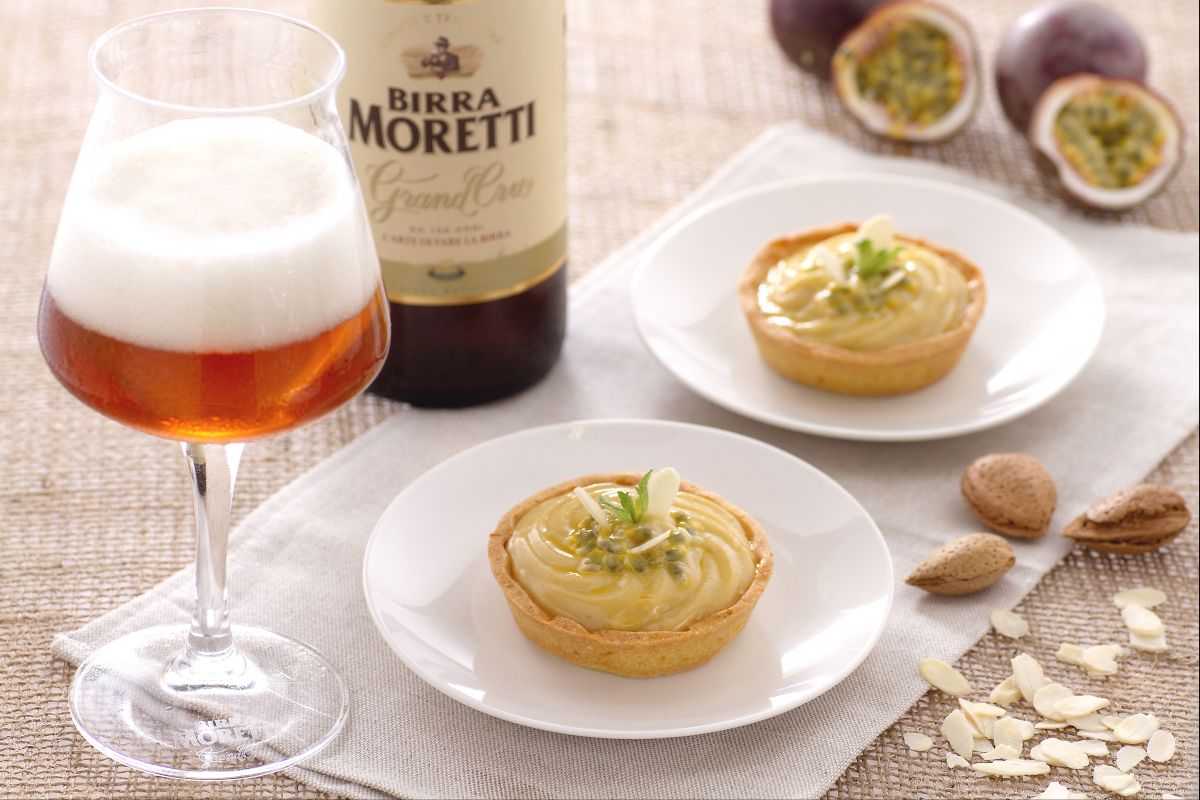 Almond tarts with beer cream