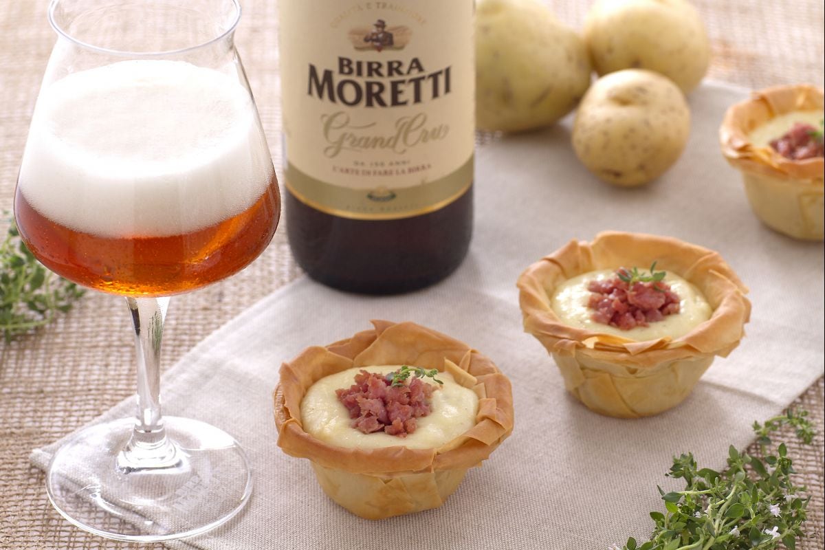 Phyllo cups with potatoes and salami crumbs