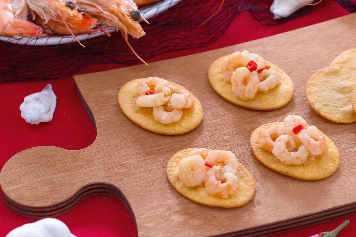 Flatbreads with shrimp, garlic, oil, and chili