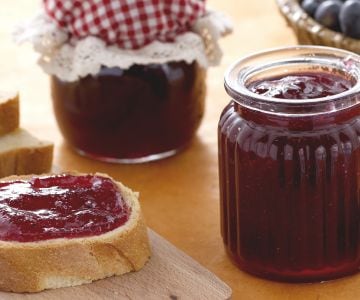 Red currant and blueberry jam
