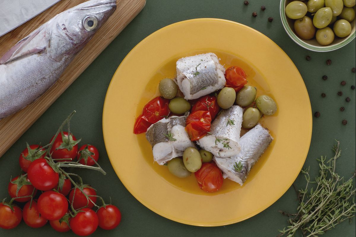 Steamed cod with green olives and cherry tomatoes