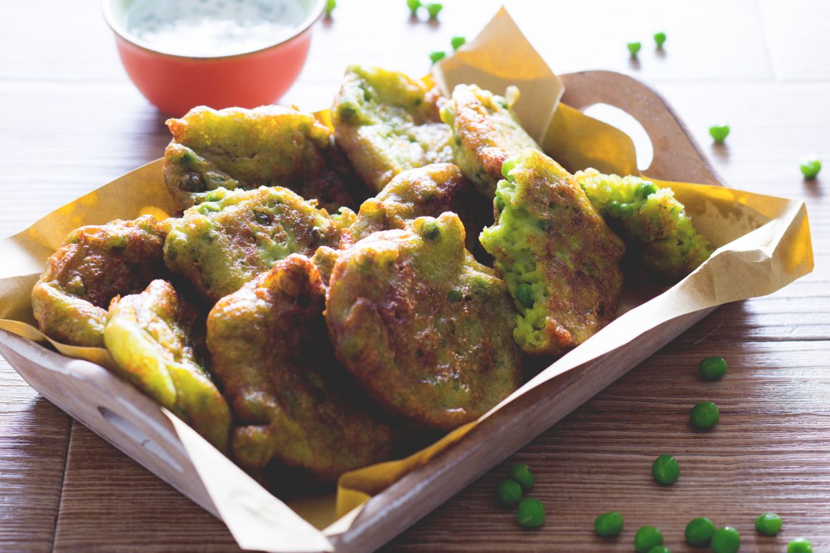 Pea fritters with yogurt sauce