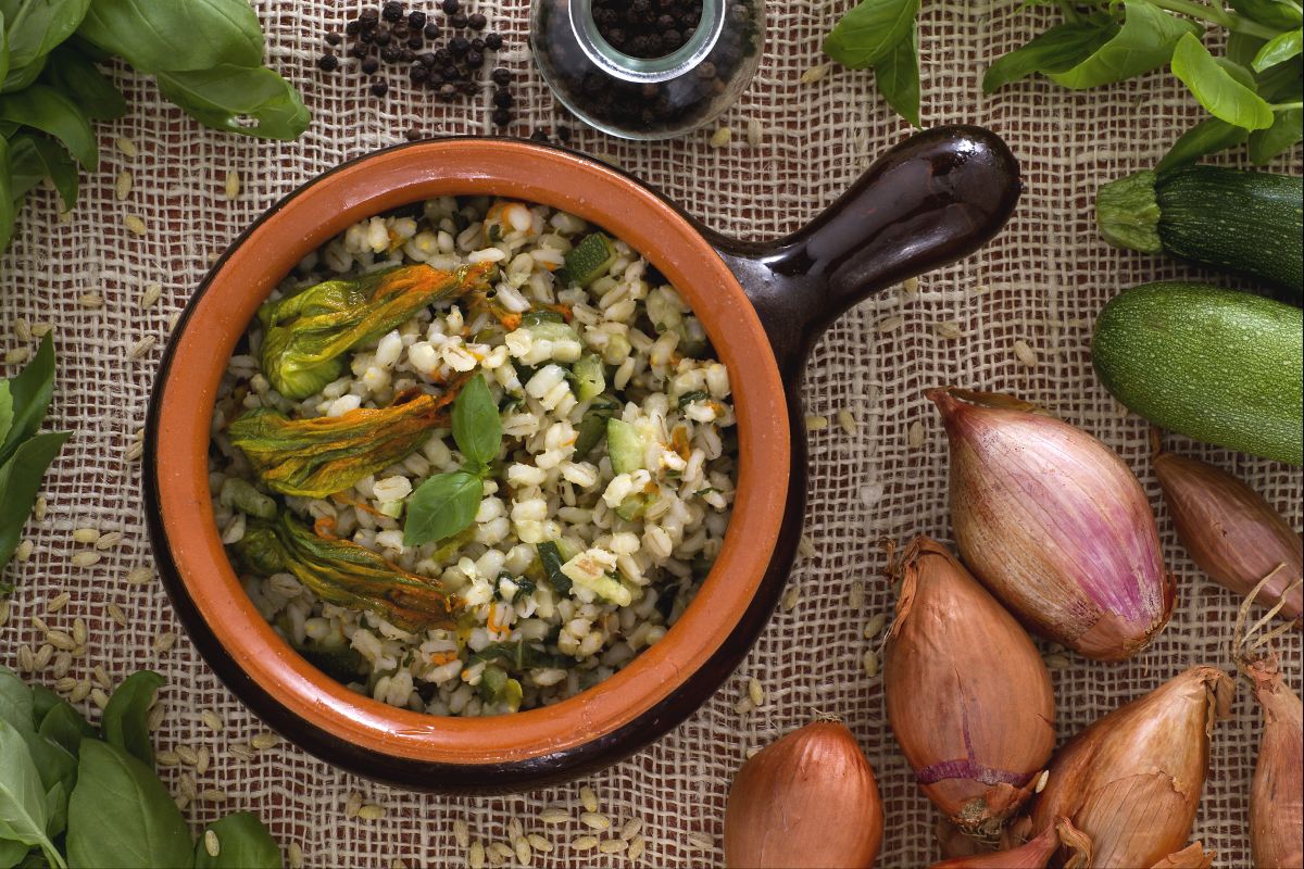 Barley risotto with zucchini and zucchini flowers