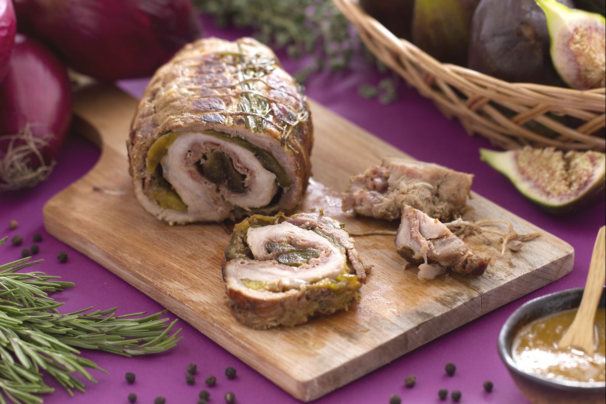 Roast stuffed with figs and cured ham