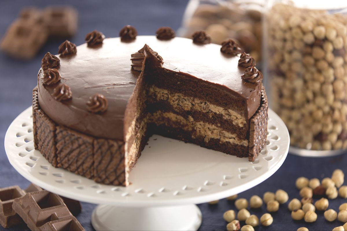 Cake with hazelnut wafer cream