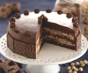 Cake with hazelnut wafer cream