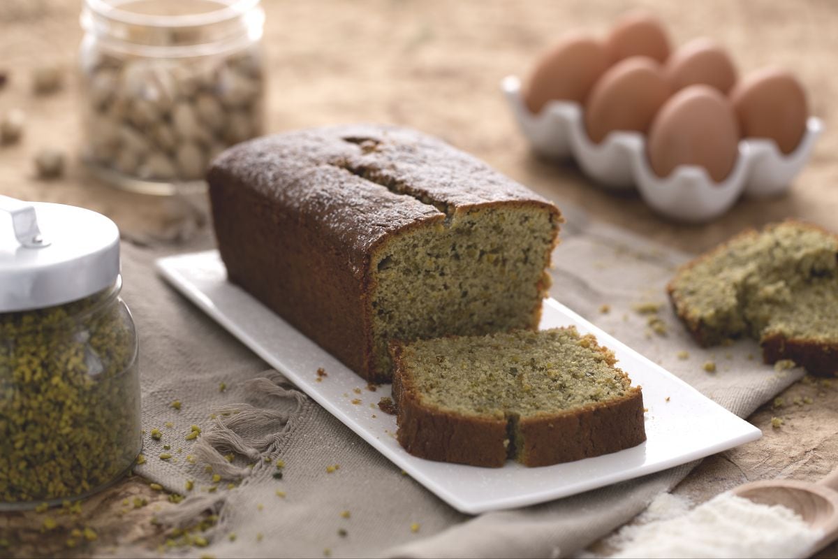 Plumcake with pistachio