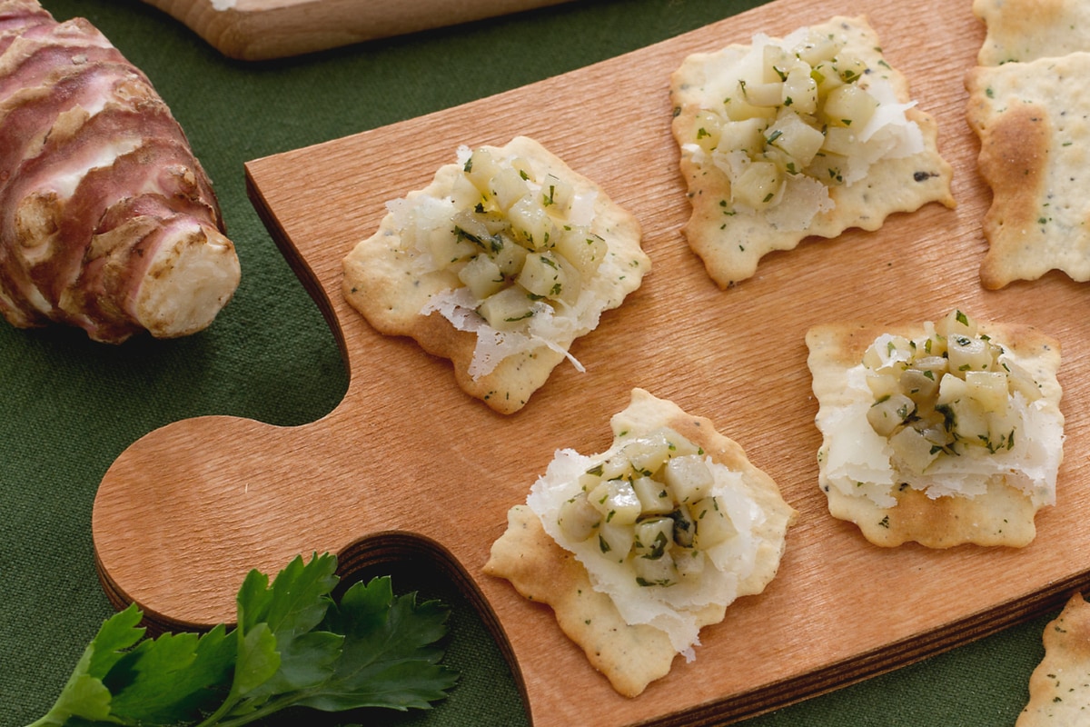 Puff pastries with olives, Jerusalem artichoke, and raspadura