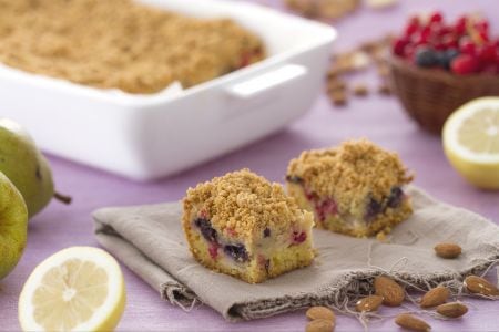 Crumb cake with pears