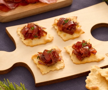 Classic puff pastries with bresaola and vinaigrette