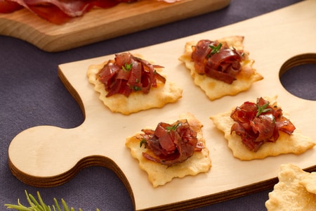 Classic puff pastries with bresaola and vinaigrette