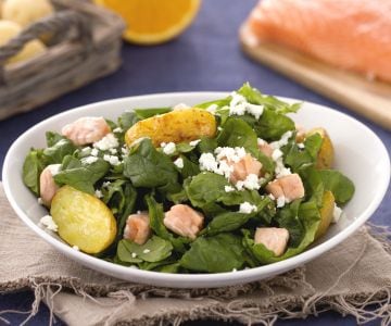 Spinach salad with potatoes, salmon and feta