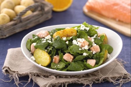 Spinach salad with potatoes, salmon and feta