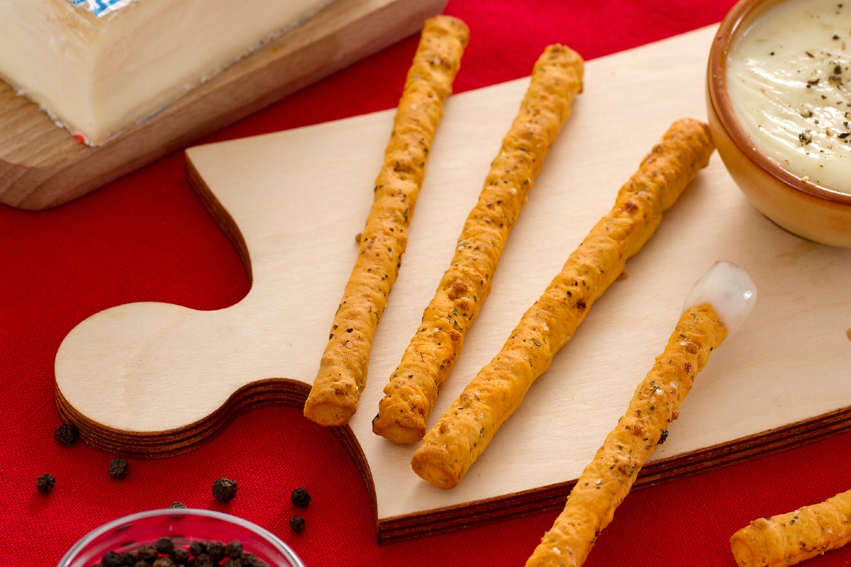 Breadsticks with black pepper fondue