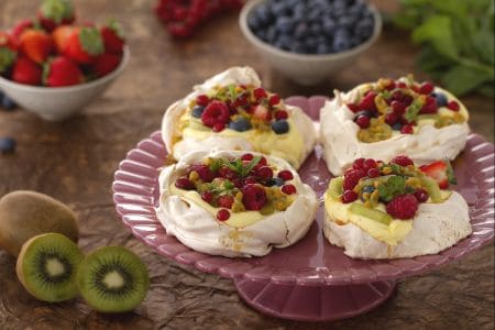 Mini pavlovas with lemon cream