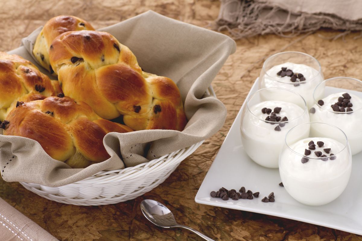 Yogurt buns with chocolate chips