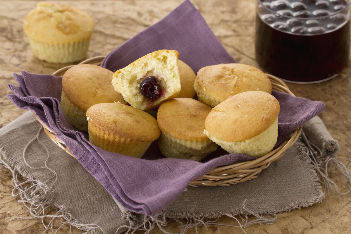 Vanilla muffins with sour cherry filling