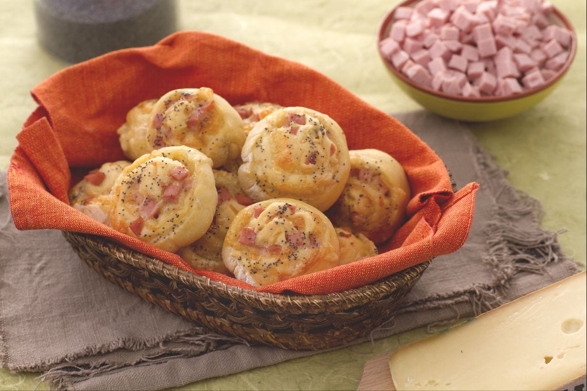 Bread snails filled with diced ham and fontina