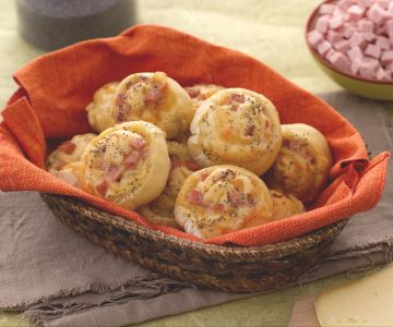 Bread snails filled with diced ham and fontina