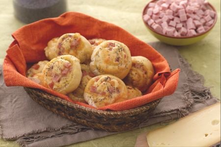 Bread snails filled with diced ham and fontina