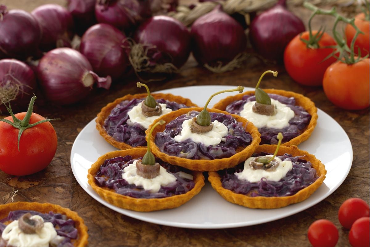 Tartlets with caramelized onions and stracciatella