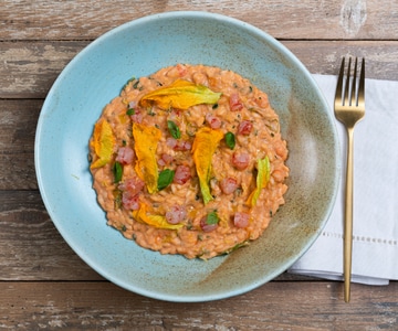 Risotto with shrimp, zucchini and zucchini flowers