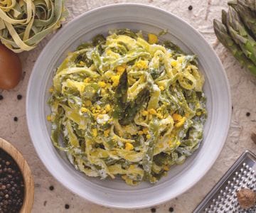 Paglia e fieno with asparagus and eggs