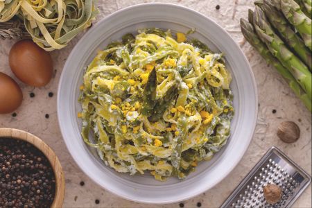 Paglia e fieno with asparagus and eggs