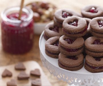 Cocoa and Hazelnut Cookies with Jam