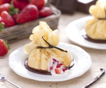 Crepe bundles with strawberries