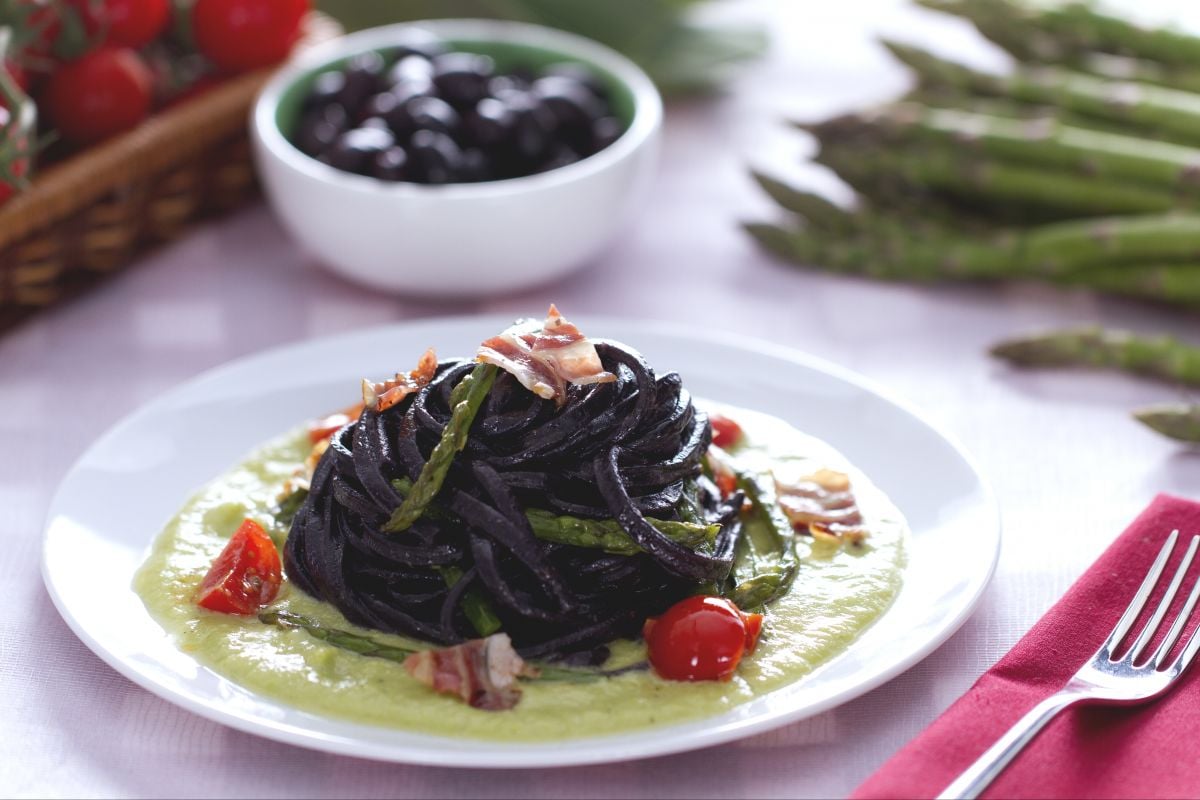 Spaghetti alla chitarra with black olive sauce, asparagus and bacon