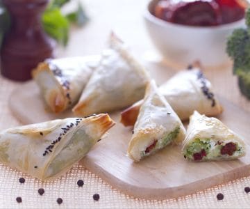 Phyllo dough triangles with broccoli and ricotta
