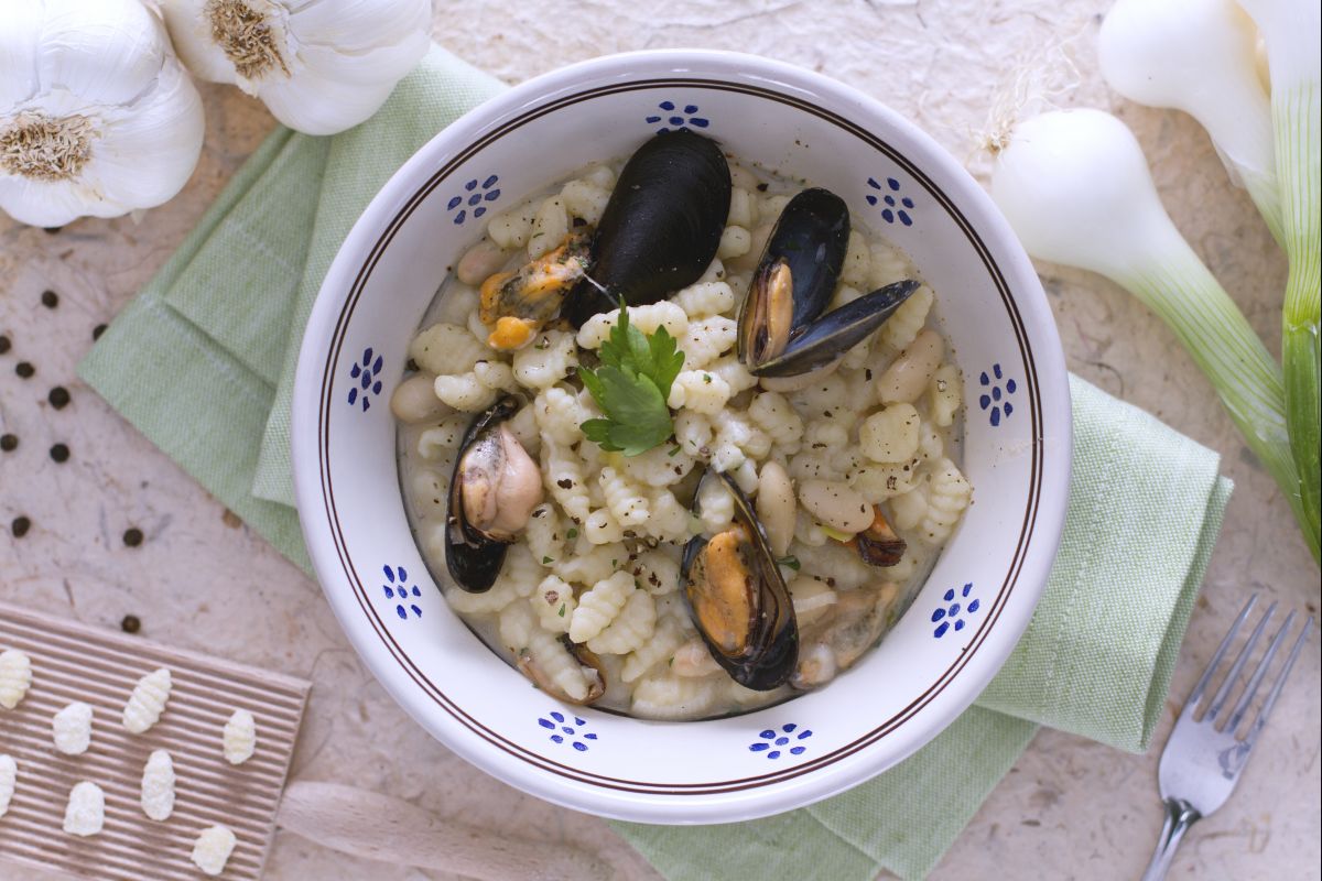 Cicatielli with mussels and beans