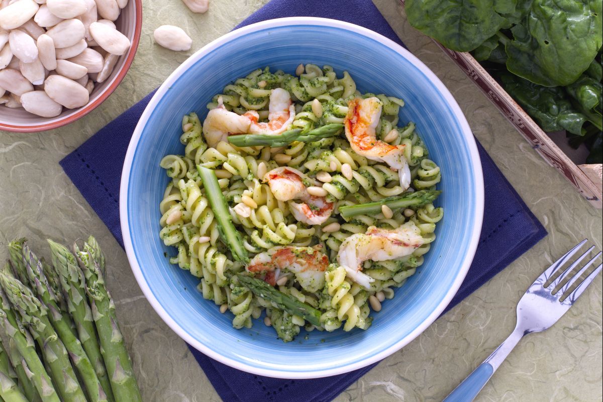 Green pasta with shrimp