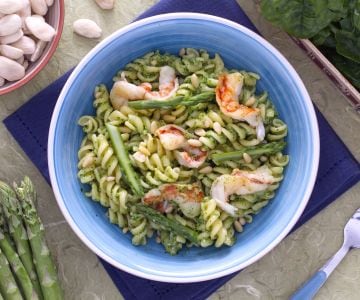 Green pasta with shrimp