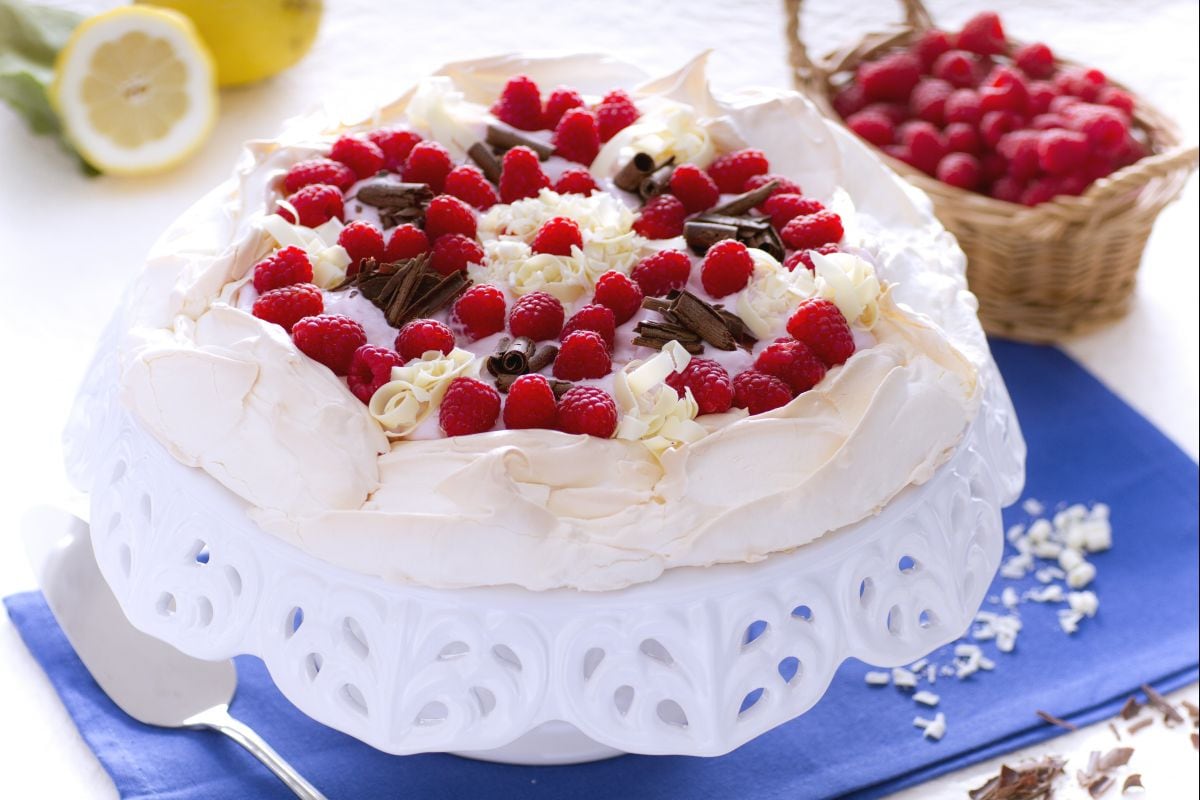 Pavlova with yogurt, raspberries and chocolate