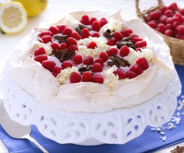 Pavlova with yogurt, raspberries and chocolate