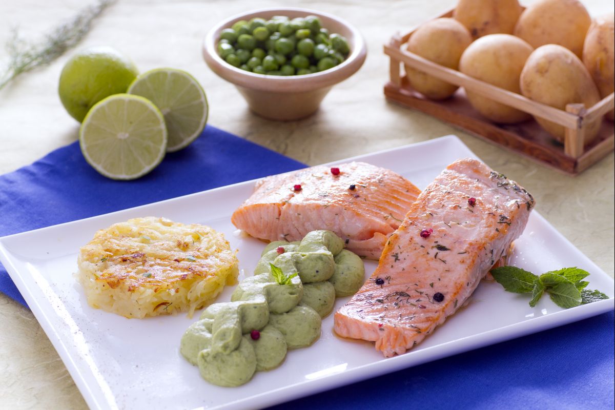 Salmon fillet with rösti and pea cream