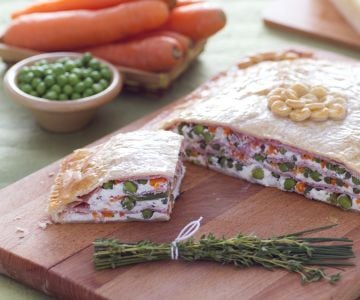 Puff pastry with ham, ricotta, and vegetables