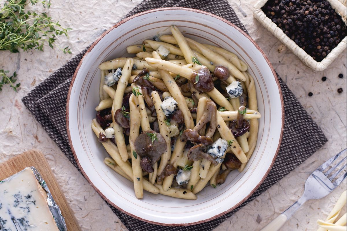 Strozzapreti with mushrooms and gorgonzola
