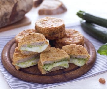 Mozzarella in carrozza al verde con pesto di zucchine e basilico
