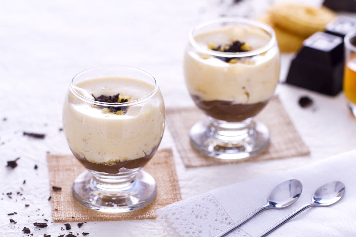 Glass with cornmeal cookies, chocolate cream and passito zabaglione