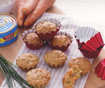 Wholemeal muffins with vegetables and tuna