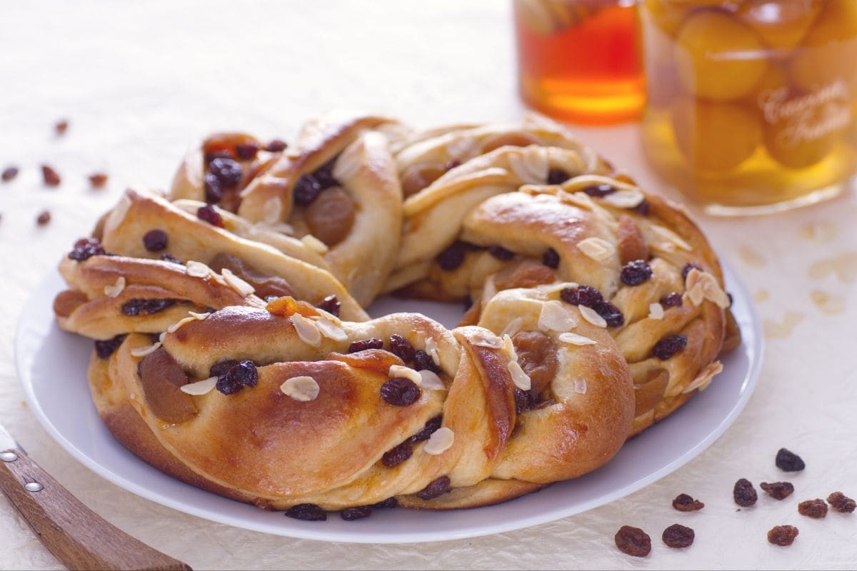 Risen crown with apricots and moscato